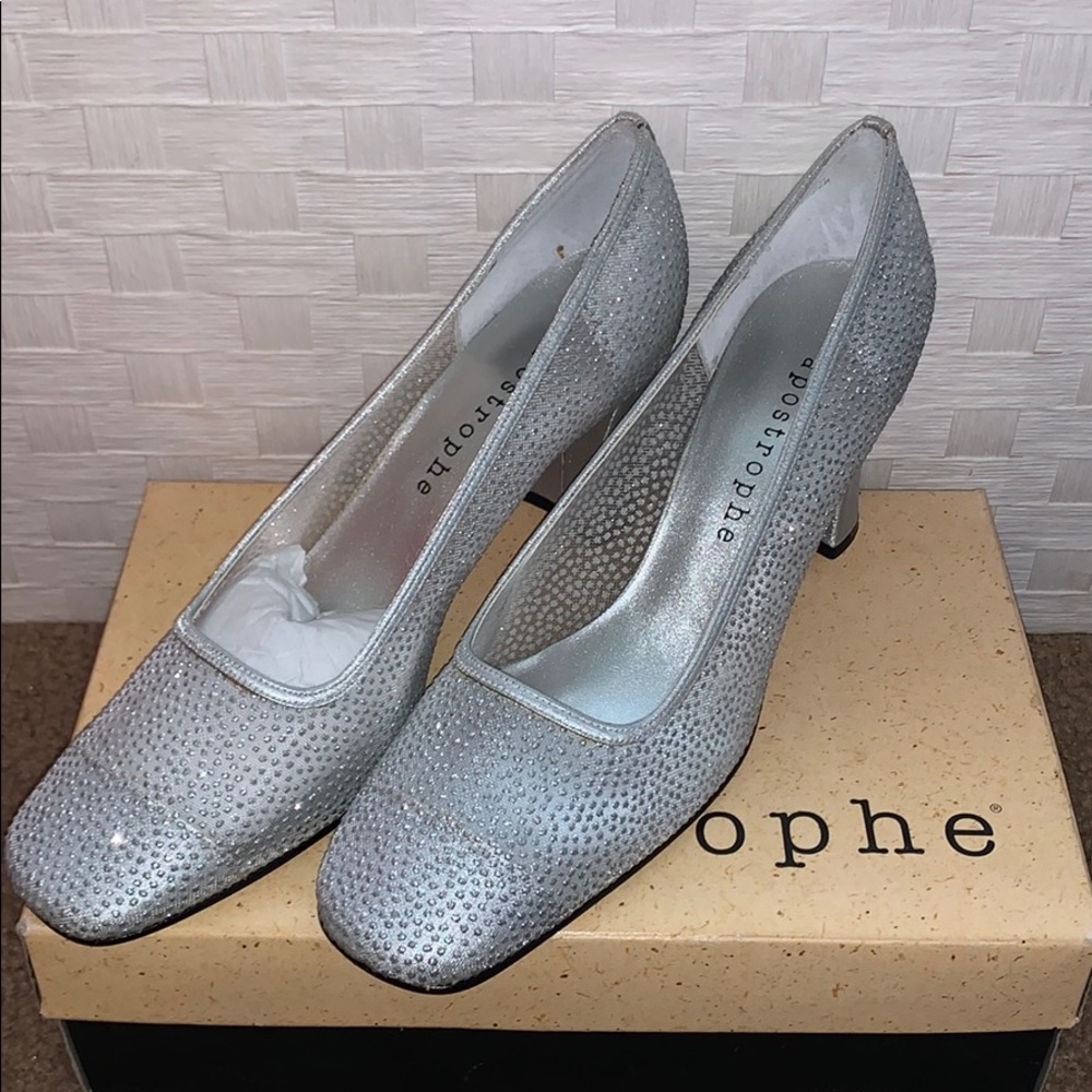 Apostrophe WOMANS silver dress shoe SZ.9